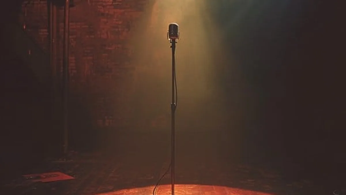 聚光灯下脱口秀舞台的话筒特写